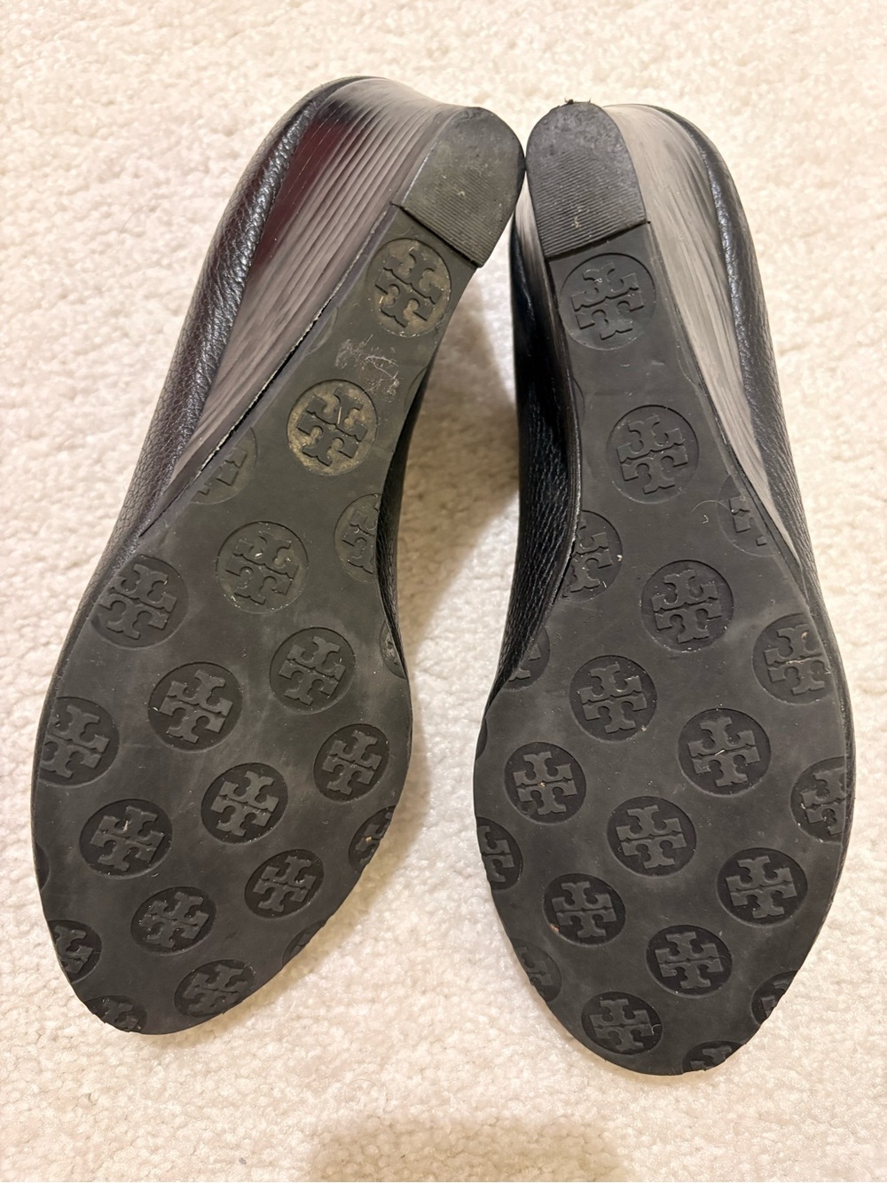 Tory Burch Black Leather Logo Peep-Toe Pumps with Gold Medallion - Picture 4 of 6
